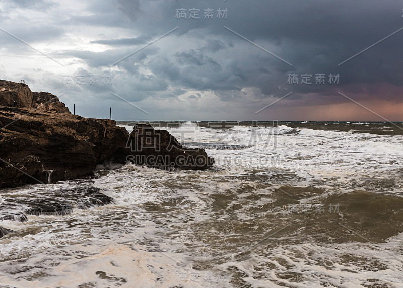 在以色列的罗什·哈尼克拉附近的地中海海岸，黄昏时分的暴风雨天气