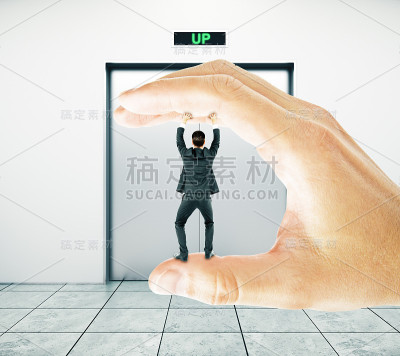 被困在电梯里的商人