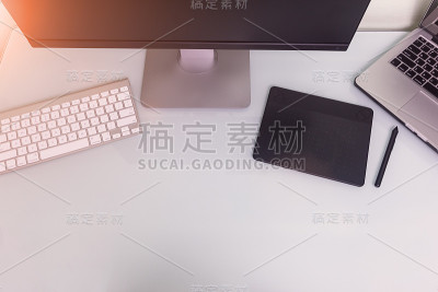 在平板电脑上工作的男性，请举手