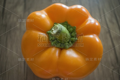 红色和橙色的灯笼椒