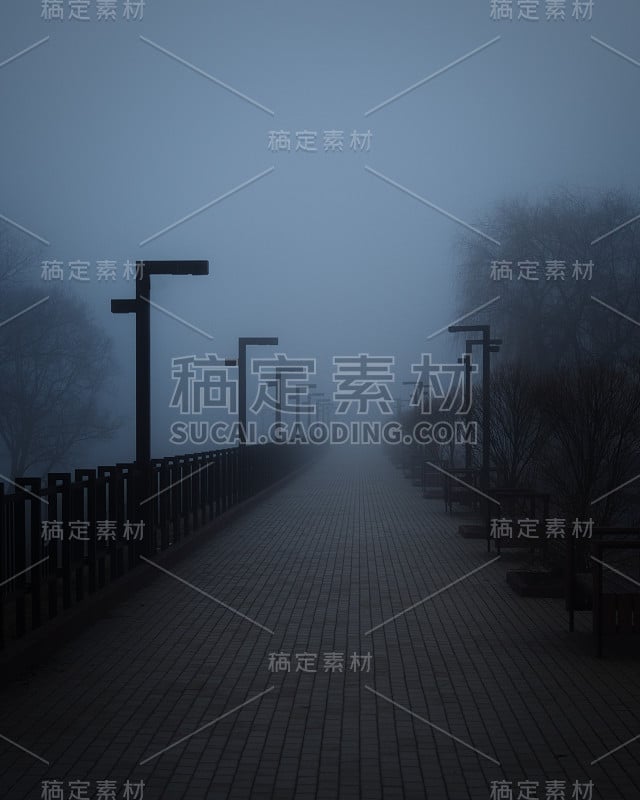 清晨，公园的马路上，雾气蒙蒙，阴雨绵绵，寒冷刺骨