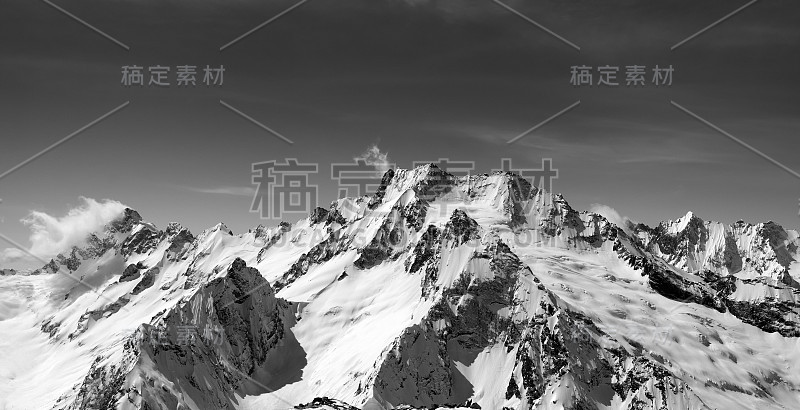 白雪覆盖的山峰的黑白全景