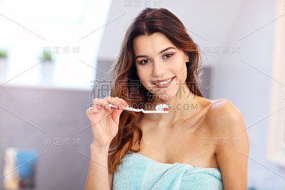 年轻女子在浴室里刷牙