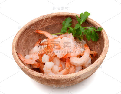 新鲜熟虾在木碗