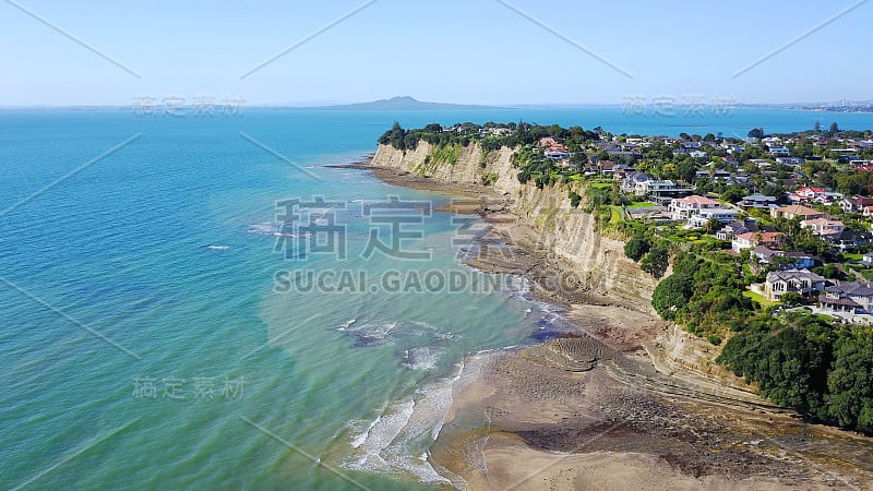 鸟瞰图阳光海滩，以住宅郊区为背景。新西兰奥克兰。