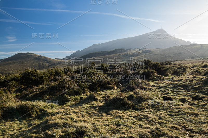 美丽的拉伦山肖像在阳光在多彩的风景乡村，巴斯克国家，法国