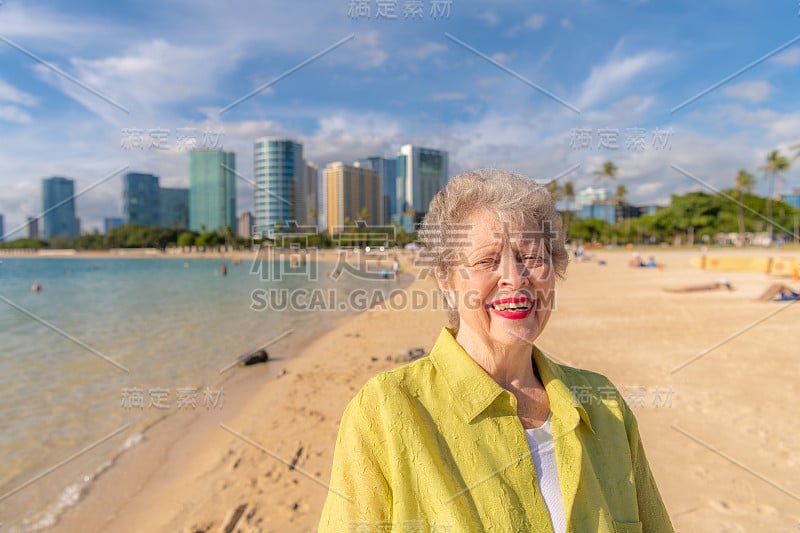 夏威夷阿拉莫阿纳海滩的一位老年妇女。