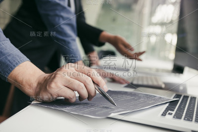 开发编程和编码技术，与软件工程师一起在办公室开发应用程序。