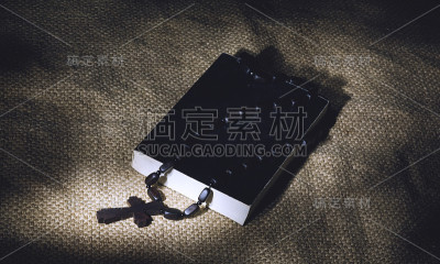 十字架上的书