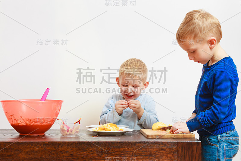 小男孩吃苹果当零食