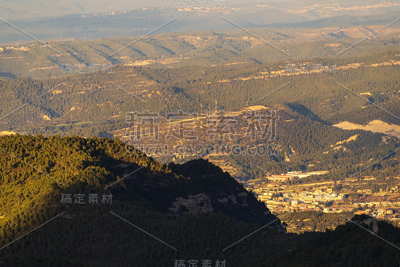 俯瞰西班牙巴塞罗那周边乡村地区的自然风景