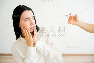 女子接受面部注射