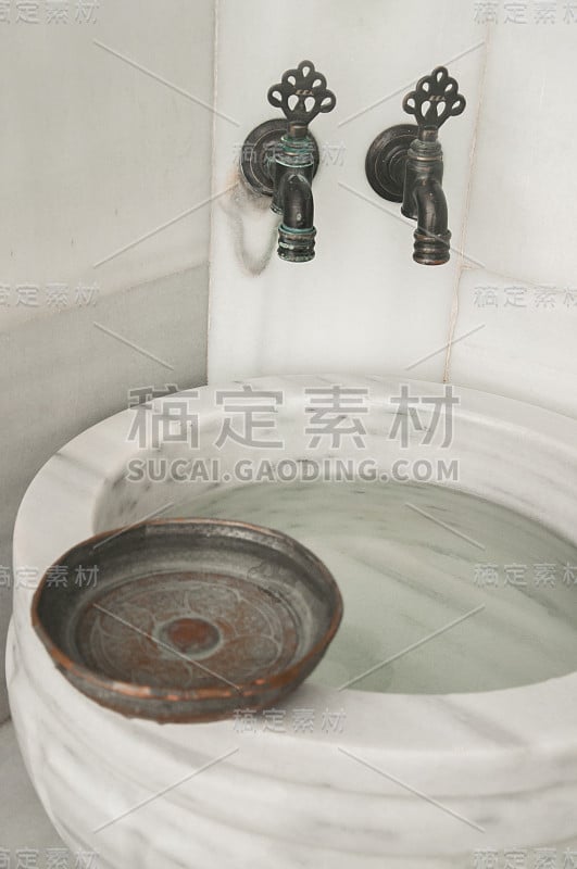 澡堂水疗中心内部。陶瓷水槽和敲打墙壁。