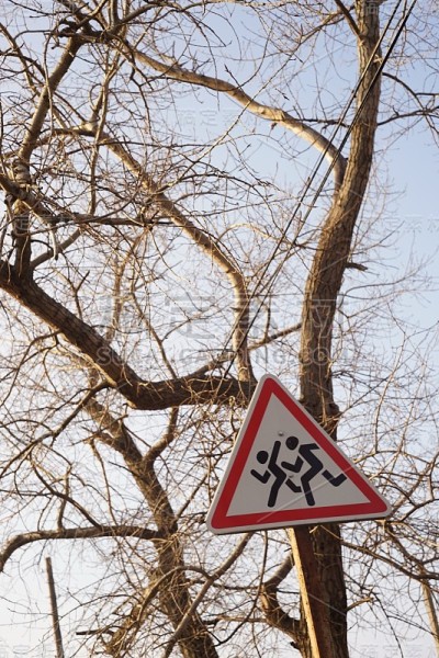 路标提醒孩子们注意天空和干燥的树木。