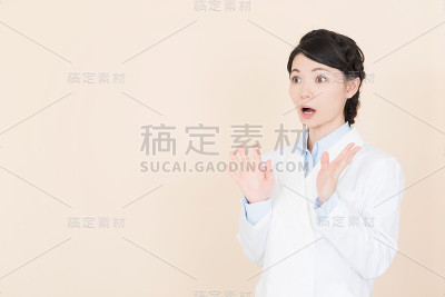 年轻的女人很惊讶
