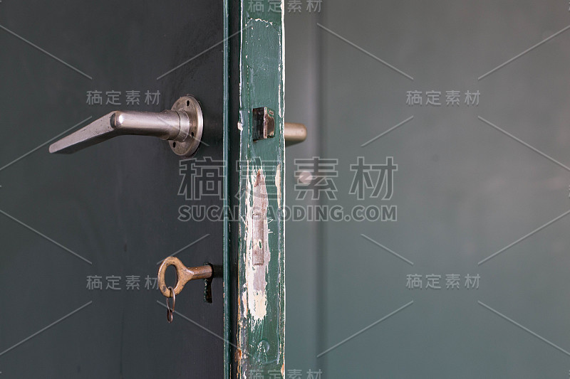 旧绿木门