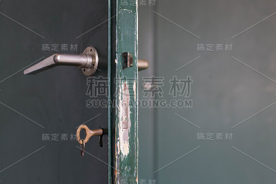 旧绿木门