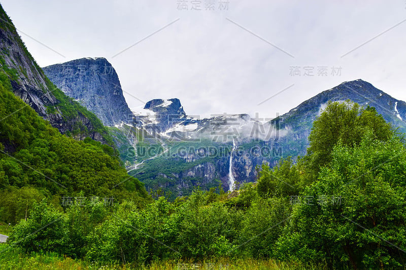 山上有冰川的美丽风景。挪威。