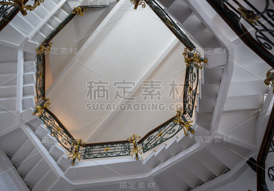 一个螺旋楼梯的观察塔