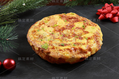 有装饰的西班牙土豆饼或煎蛋卷