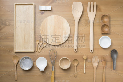 各种厨房用具以木桌为背景