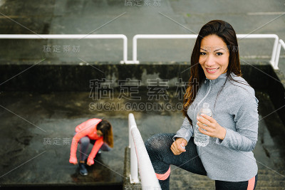 健身女性在雨中锻炼