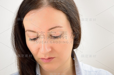 忧郁的女人思考