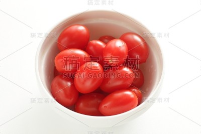 鲜嫩的樱桃番茄放入白碗中作食材