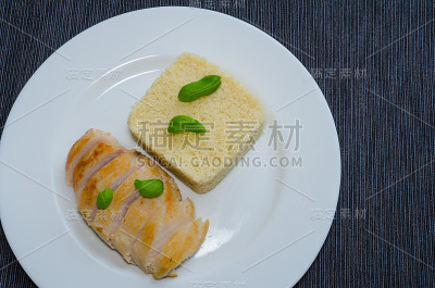 烤鸡胸肉配蒸粗麦粉和罗勒