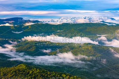 从阿昆山的瞭望塔上俯瞰高加索山脉的全景。