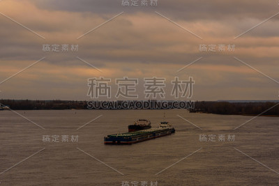 第聂伯河上的大驳船和船