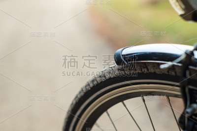 在森林里，自行车的前侧