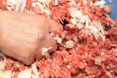 手里拿着碎肉