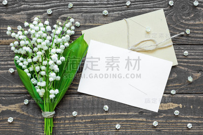空白的白色贺卡和信封与白色百合山谷的花