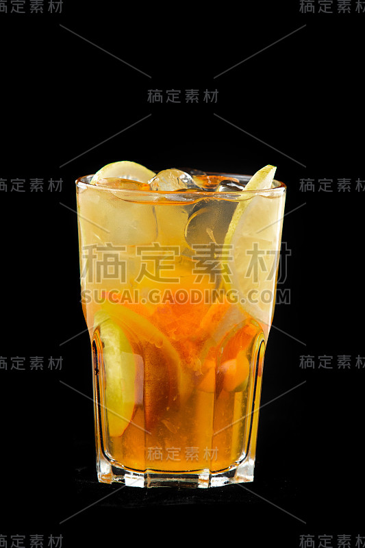 一杯新鲜的橘子和柠檬鸡尾酒