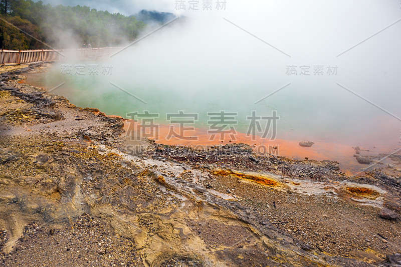 橙色湖岸