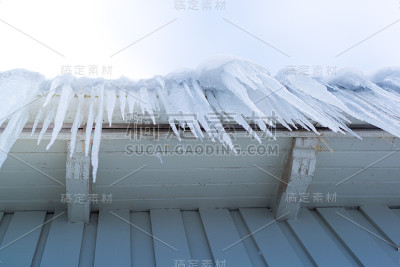冰柱从水沟上垂下来