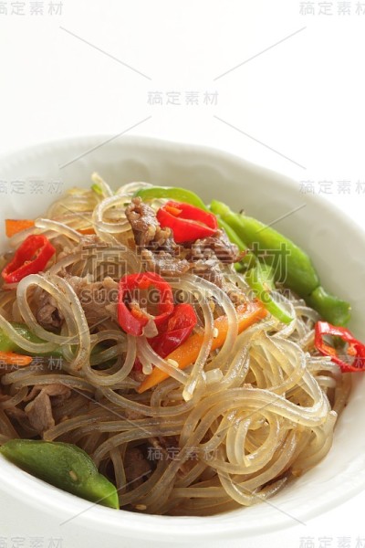 韩国家常菜，牛肉和蔬菜炒面条