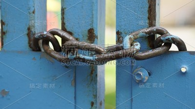 蓝色门上的粗链条特写镜头