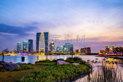 中国苏州现代城市建筑夜景