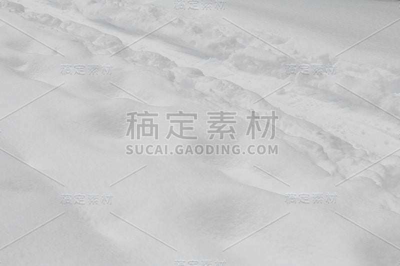 穿过厚厚的，白色的，蓬松的雪