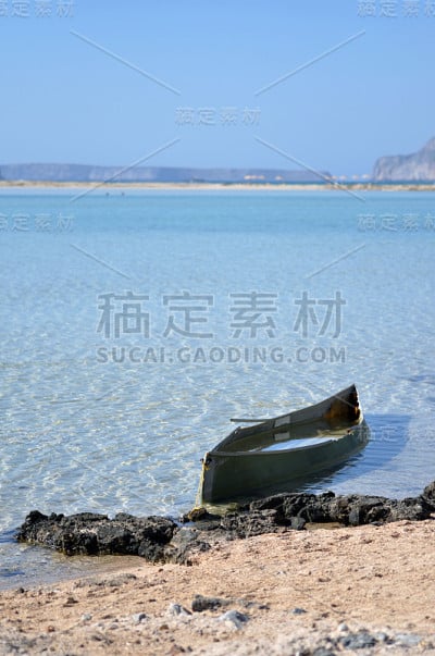 海边正在下沉的船