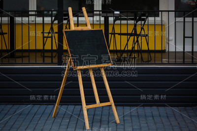 画架三角架上的老式黑板