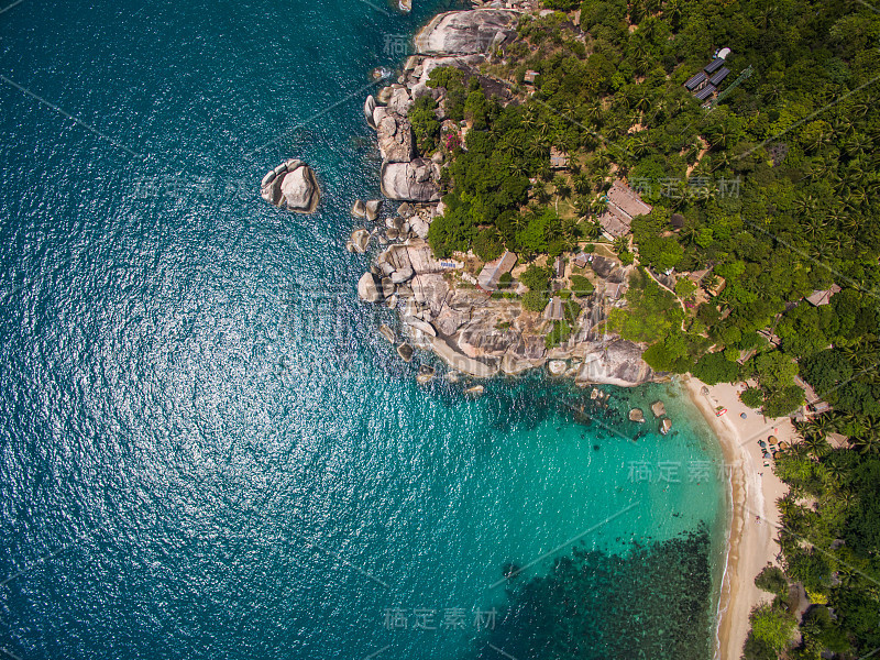 从浅水区鸟瞰海滩