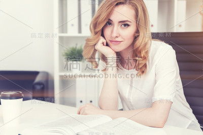 红发美女在听你说话