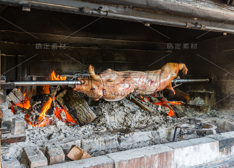 烤乳猪是在炉子上的明火上用叉子烤的。