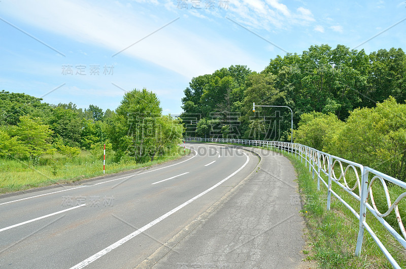 在北海道的夏季乡村公路