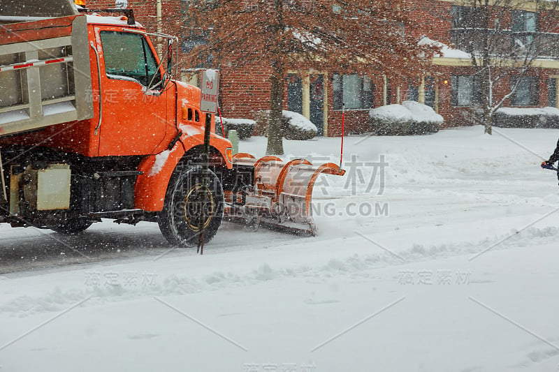 雪清算。拖拉机在大雪后清理道路。