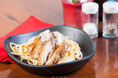 奶油意面中的胡椒鸡肉