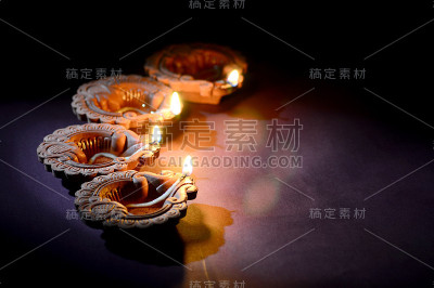 在排灯节庆祝期间，彩色的粘土灯盏被点亮。问候卡设计印度的光节日称为排灯节。